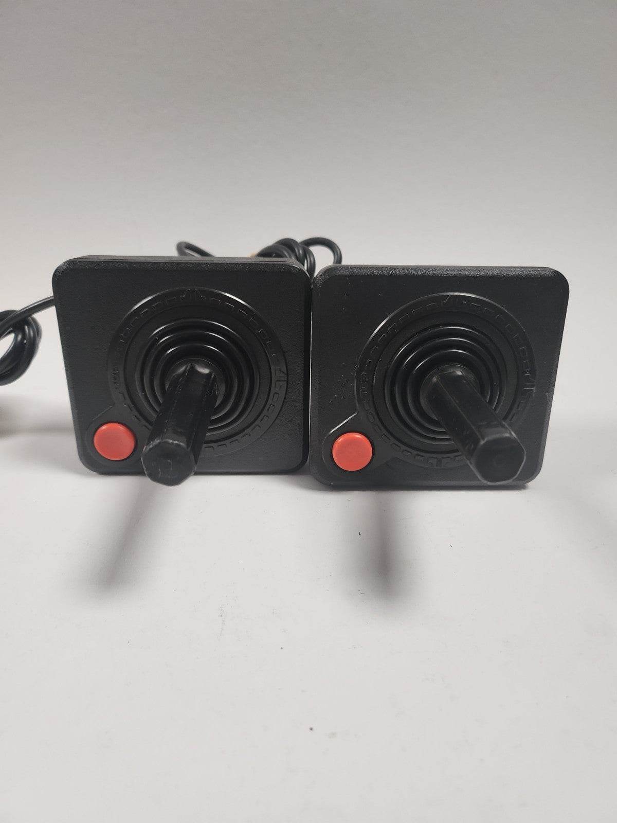 Atari 2600 met 2 controllers - Feniks Gameshop