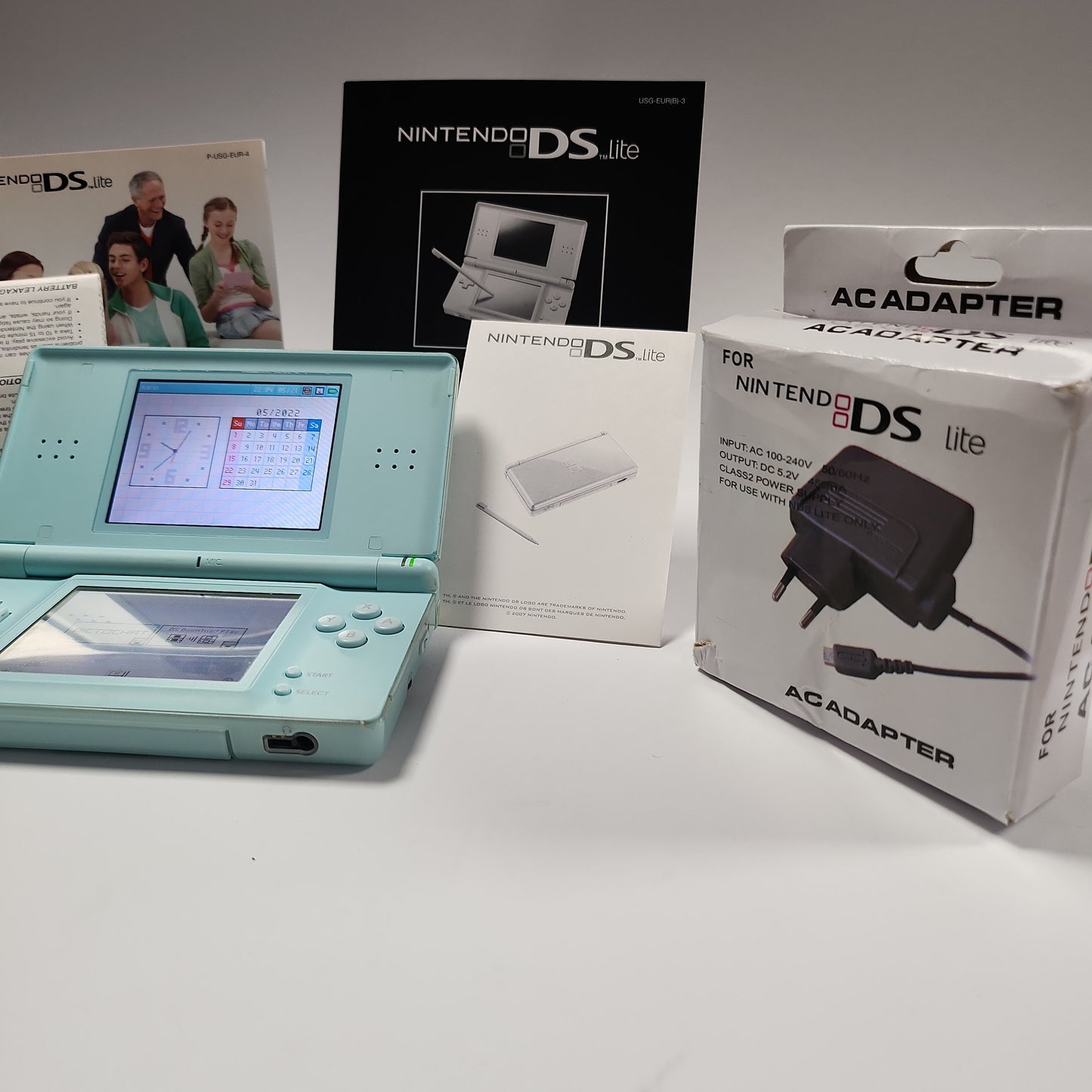 Grüner Nintendo DS Lite im Karton