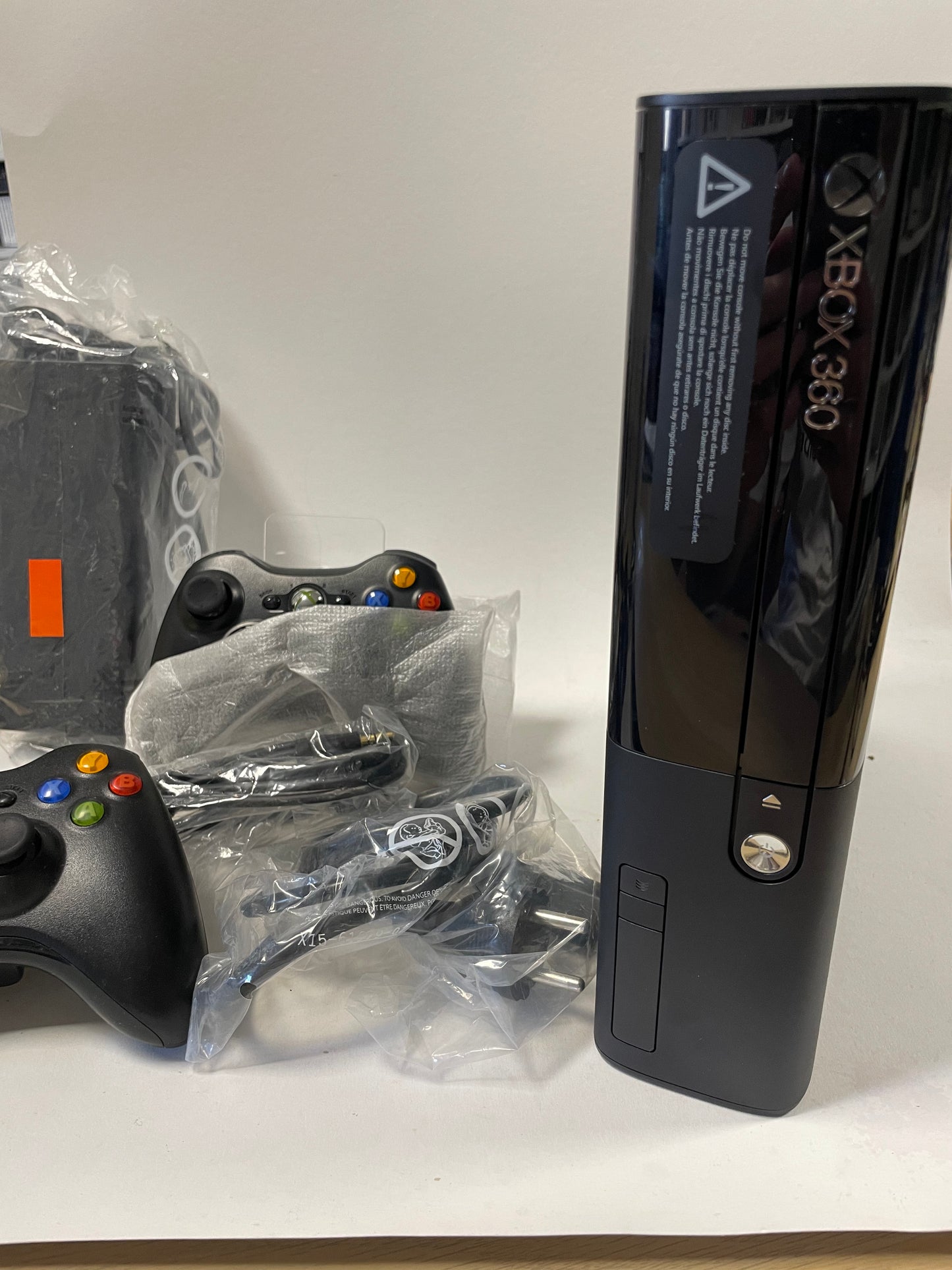 Schwarze Xbox 360 Elite (250 GB) und 2 Controller