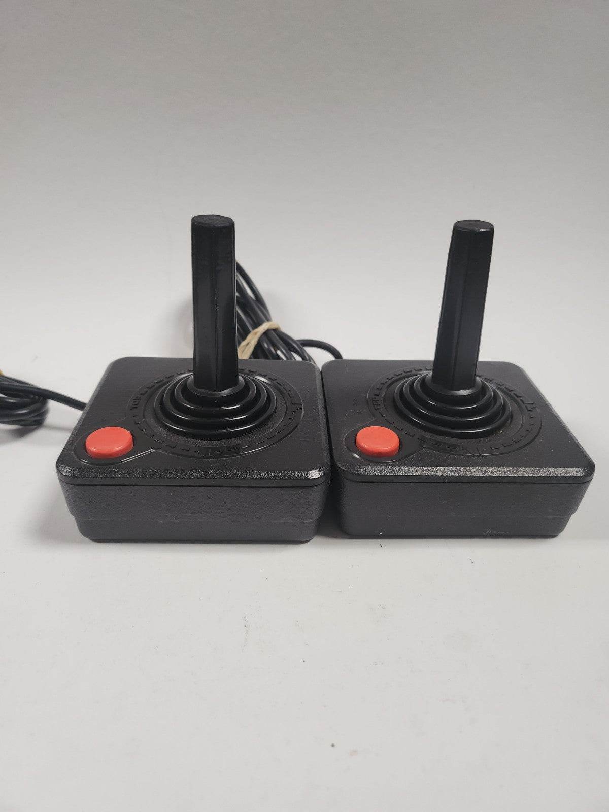 Atari 2600 met 2 controllers - Feniks Gameshop