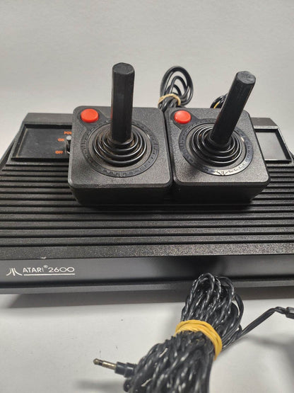 Atari 2600 met 2 controllers - Feniks Gameshop