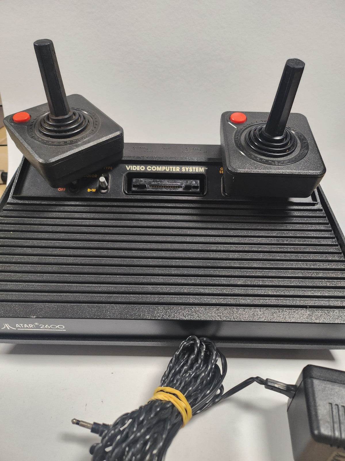 Atari 2600 met 2 controllers - Feniks Gameshop
