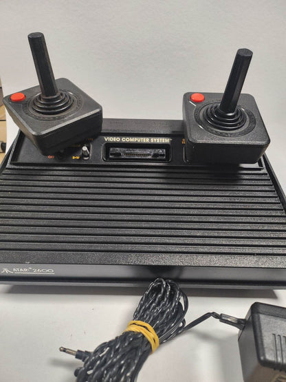 Atari 2600 met 2 controllers - Feniks Gameshop