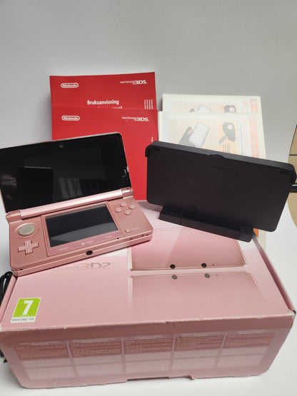 Rosa Nintendo 3DS im Karton mit sämtlichem Zubehör und Broschüren