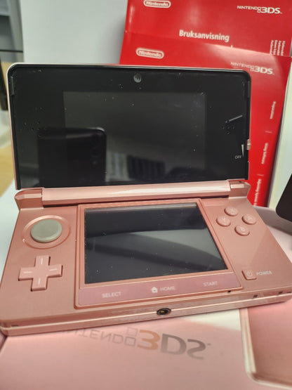 Rosa Nintendo 3DS im Karton mit sämtlichem Zubehör und Broschüren