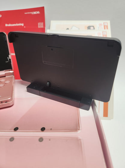 Rosa Nintendo 3DS im Karton mit sämtlichem Zubehör und Broschüren