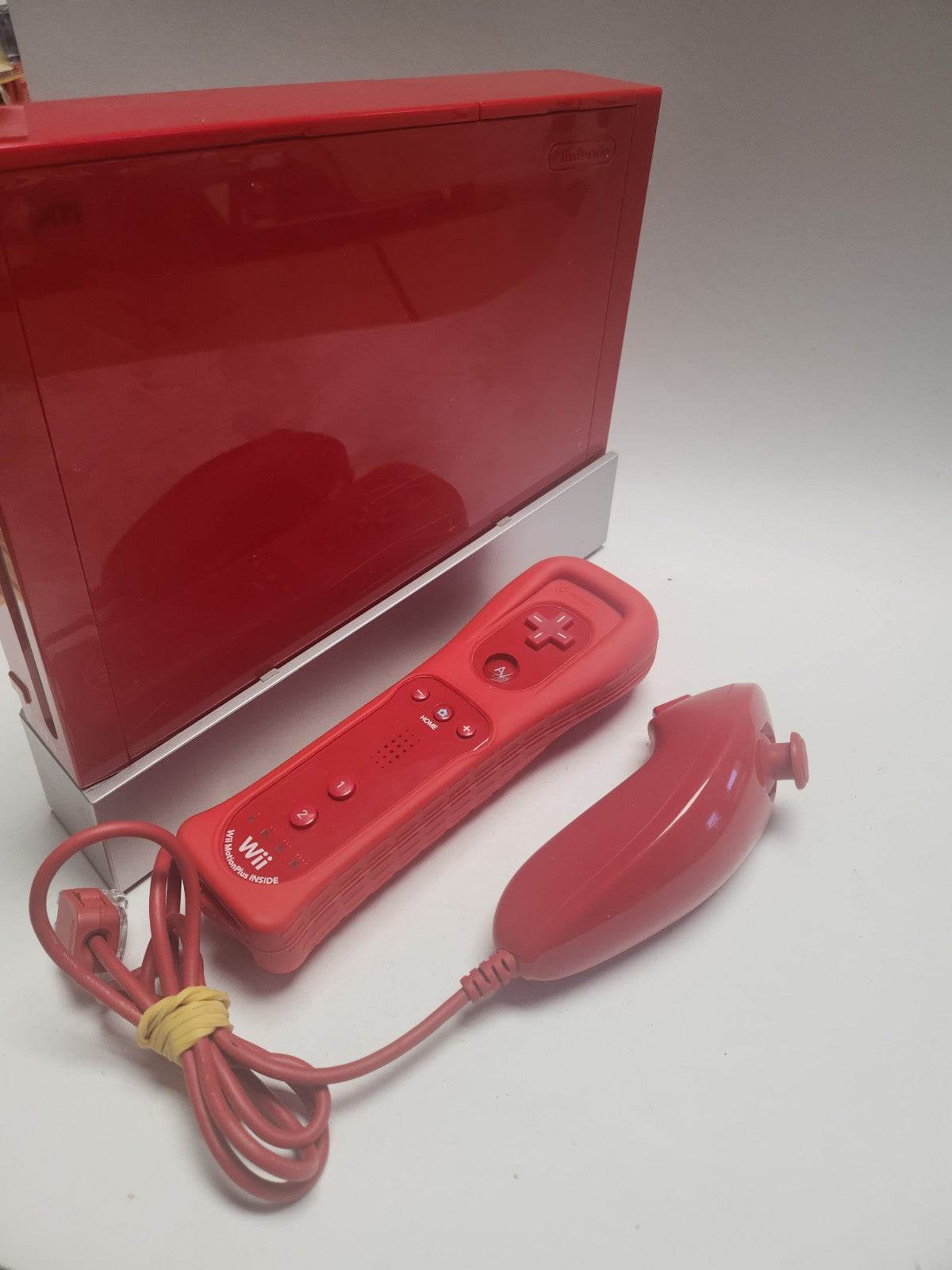 Complete Rode Wii met controller, Nunchuck, stand en alle kabels - Feniks Gameshop