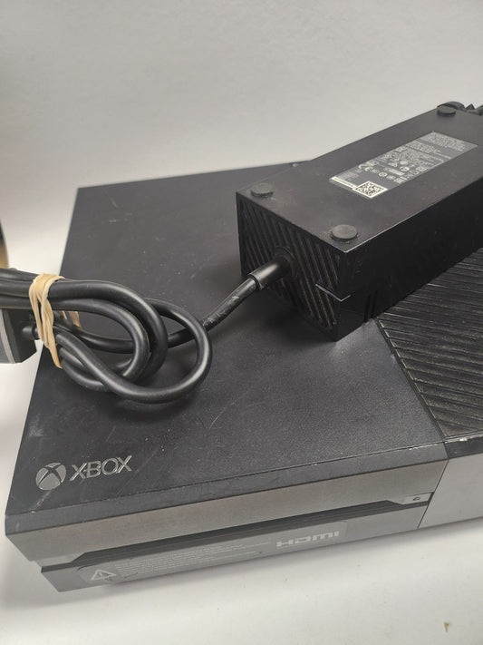 Xbox One Zwart (model 1540) 500gb met adapter.