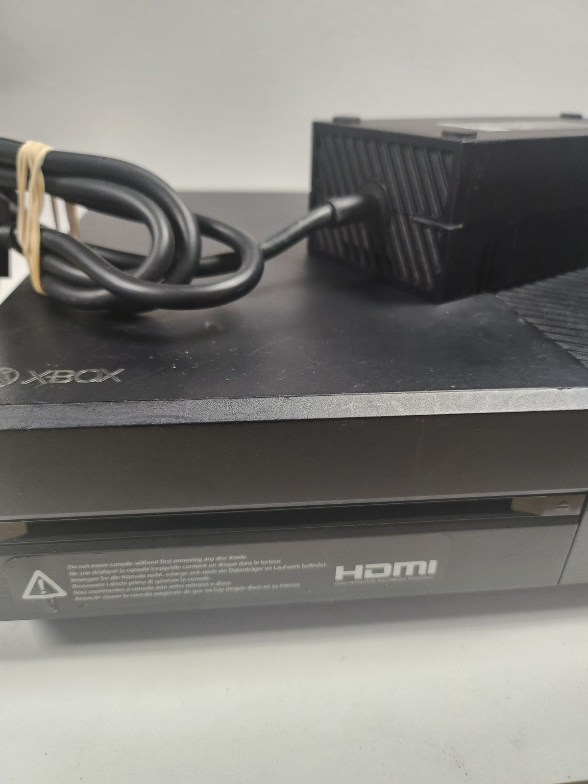 Xbox One Black (Modell 1540) 500 GB mit Adapter.