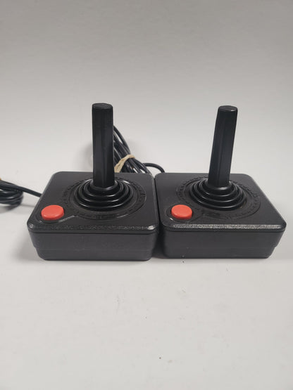 Atari 2600 met 2 controllers