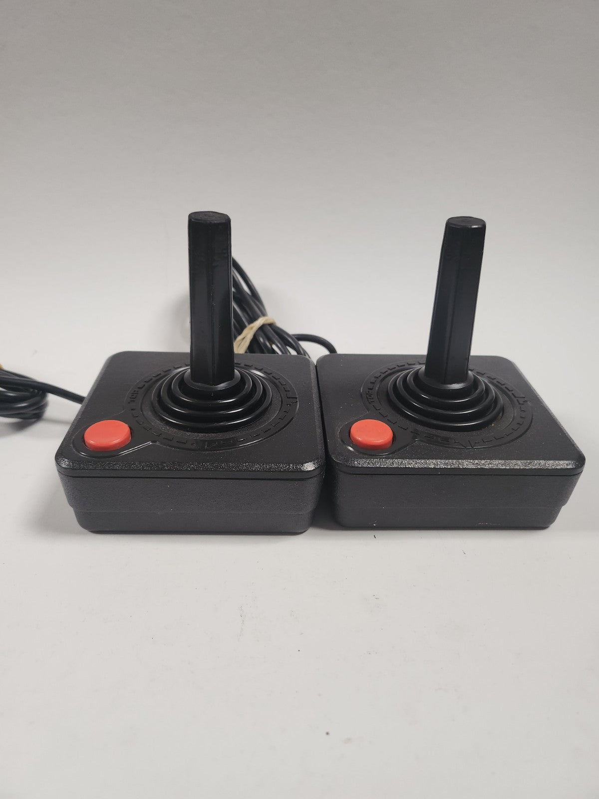 Atari 2600 mit 2 Controllern