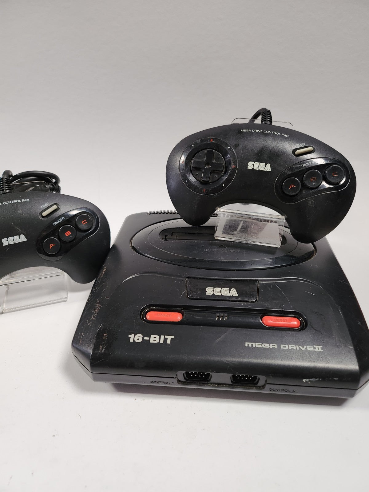 Sega Mega Drive II 16-Bit mit 2 Controllern und allen Kabeln