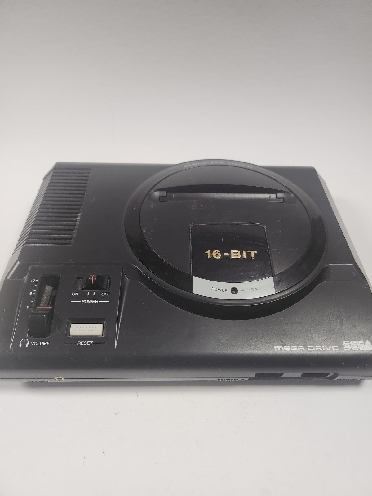 Sega Mega Drive 16-Bit mit 2 Controllern und allen Kabeln.