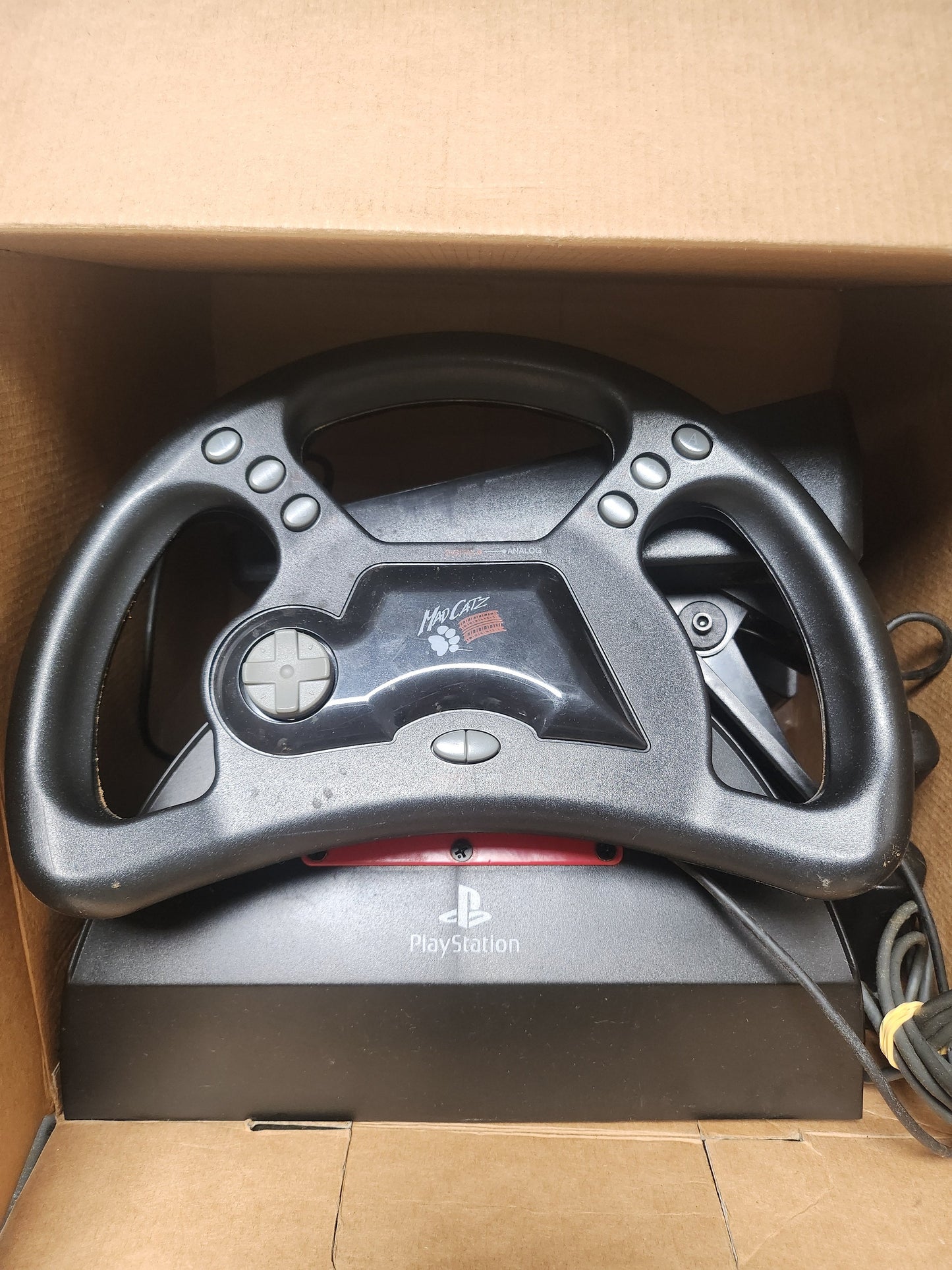 Mad Catz SLEH-0005 Steering Wheel met Pedalen Playstation 1 - Playstation 1 Accessoires