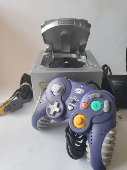 Nintendo Gamecube Zilver met 1 Paarse Nyko XL controller en alle kabels - Feniks Gameshop