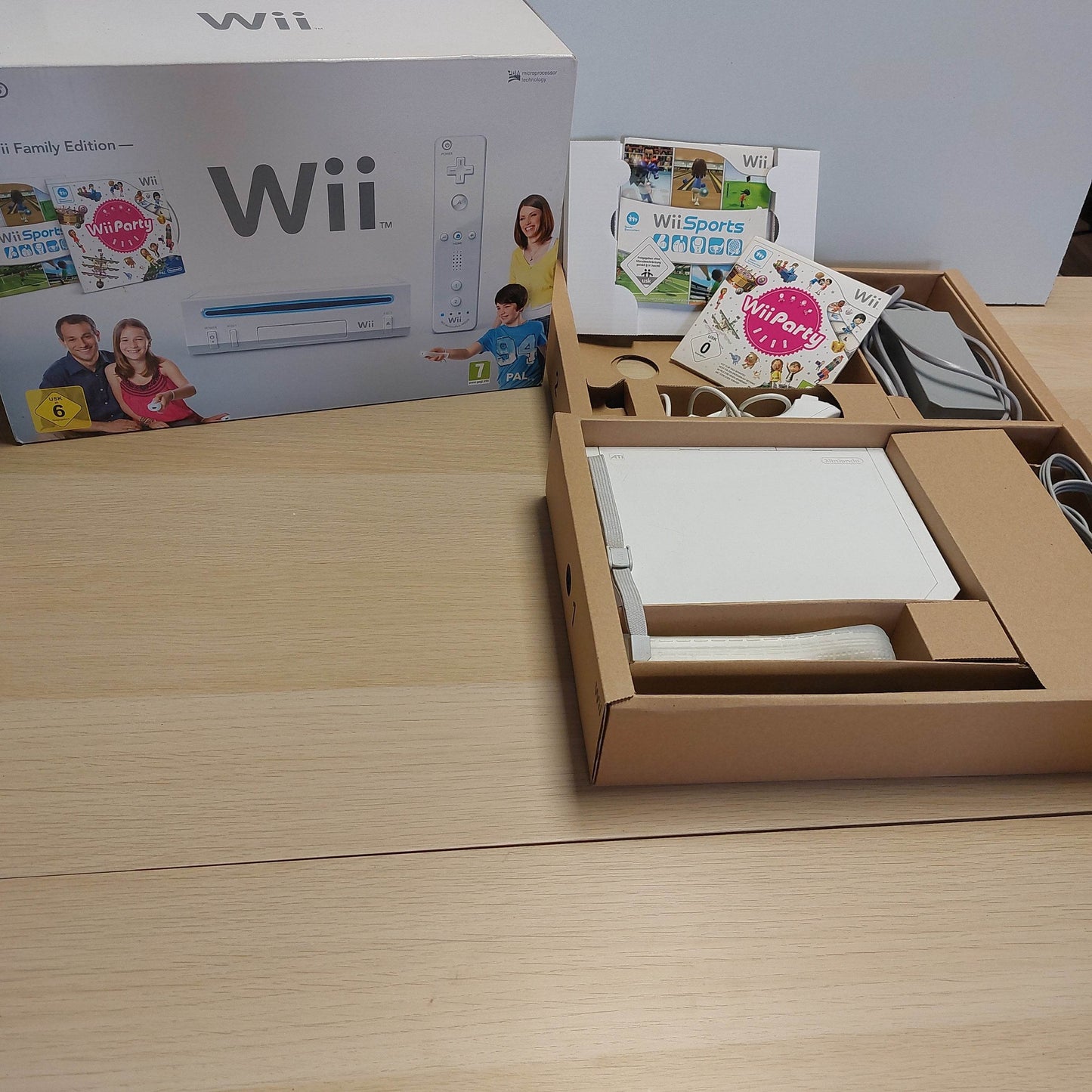 Wii Family Edition volledig compleet in doos inclusief Wii Sports en Wii Party - Feniks Gameshop