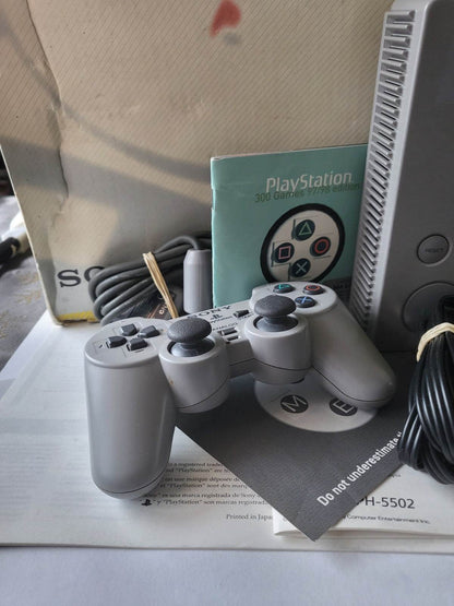Playstation 1, 1 orginele Sony controller, alle kabels en in doos - Feniks Gameshop