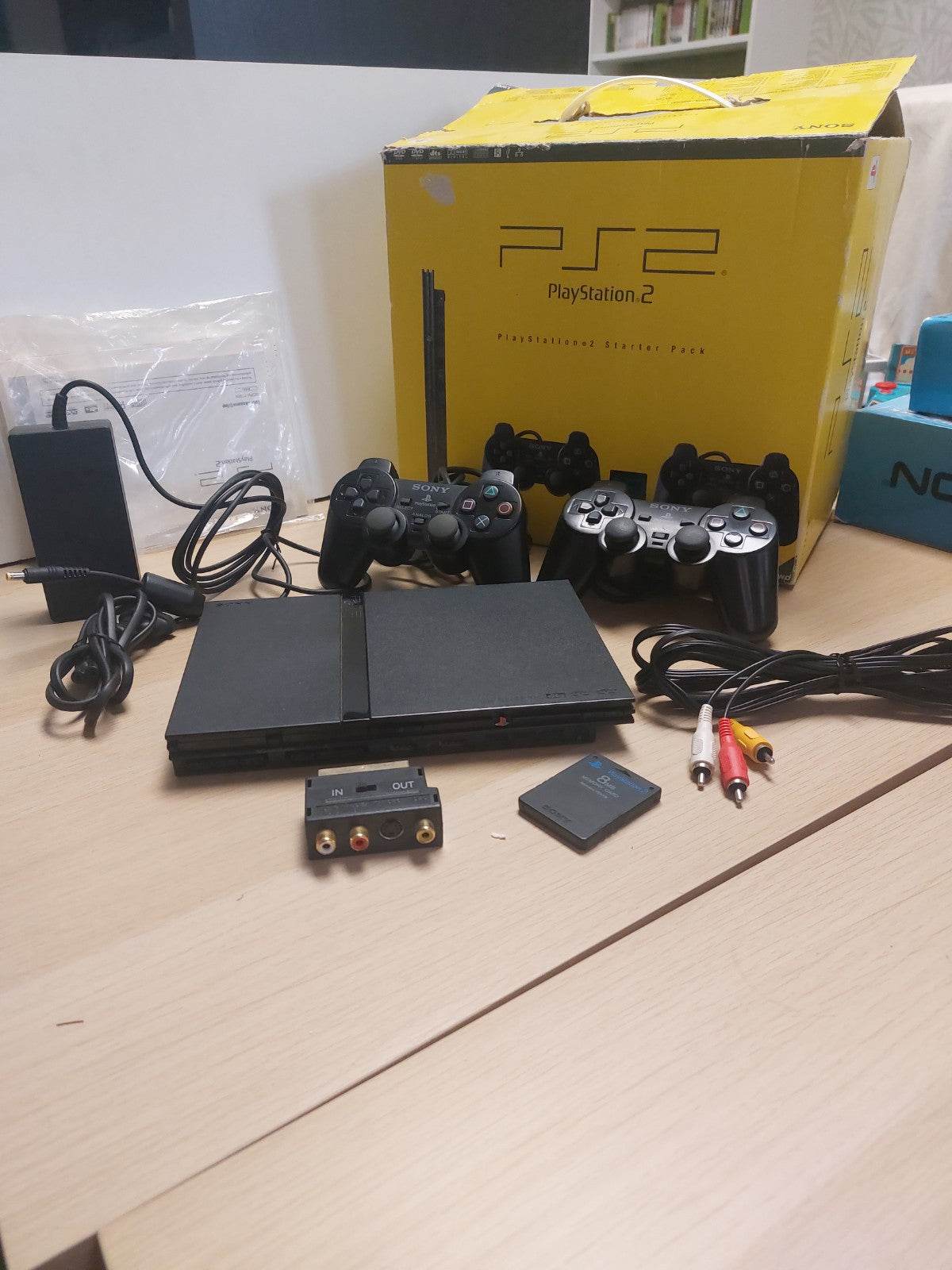 Playstation 2 Slim in doos inclusief memorycard, 2 controllers, ac adaptor , boekjes en AV-kabel - Feniks Gameshop