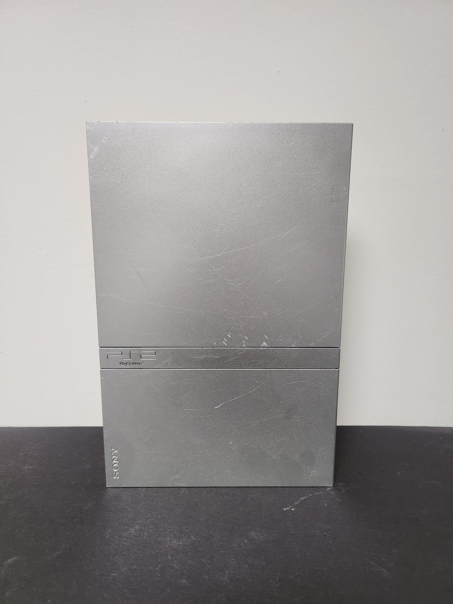 Zilver Slim (Console Only) Playstation 2 maakt geluid.