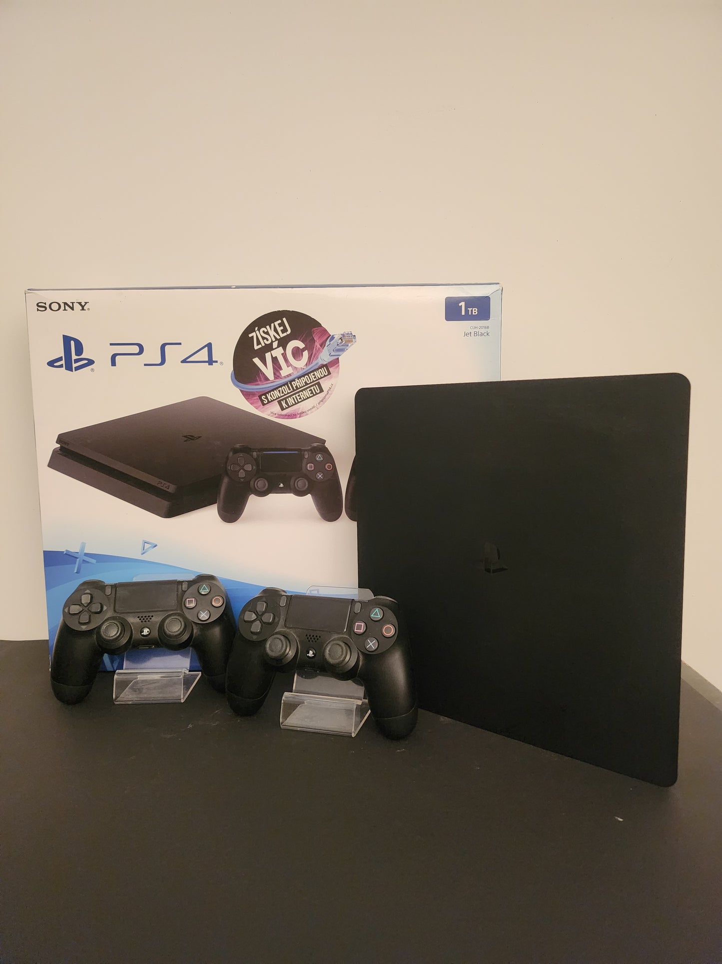 Zwarte Slim 1TB Playstation 4 + 2 Controllers Boxed