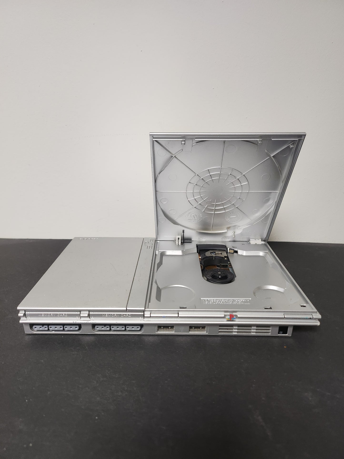 Zilver Slim (Console Only) Playstation 2 maakt geluid.