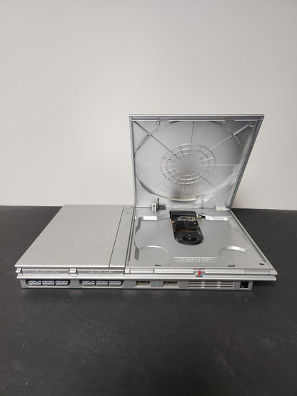 Zilver Slim (Console Only) Playstation 2 maakt geluid.