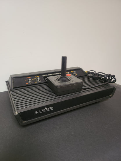 Atari 2600 Console met Originele Controller en Adapter
