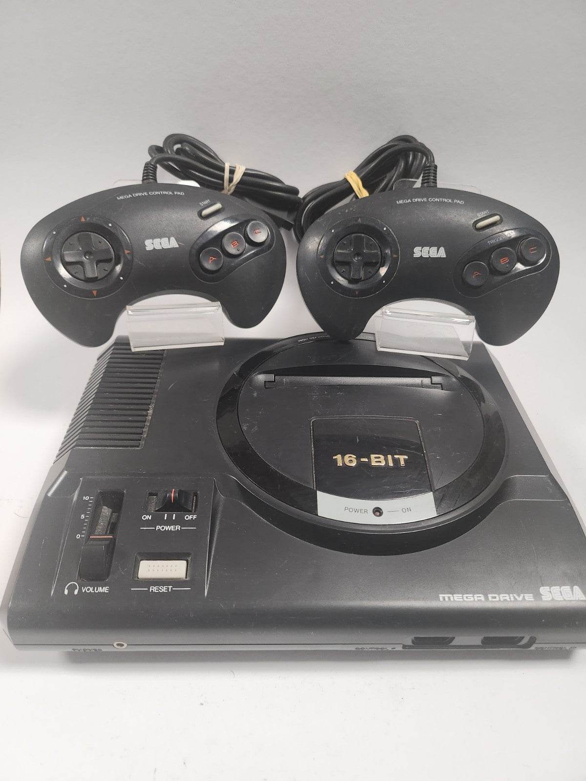 Sega Mega Drive 16-bit met 2 controllers en alle kabels. - Feniks Gameshop