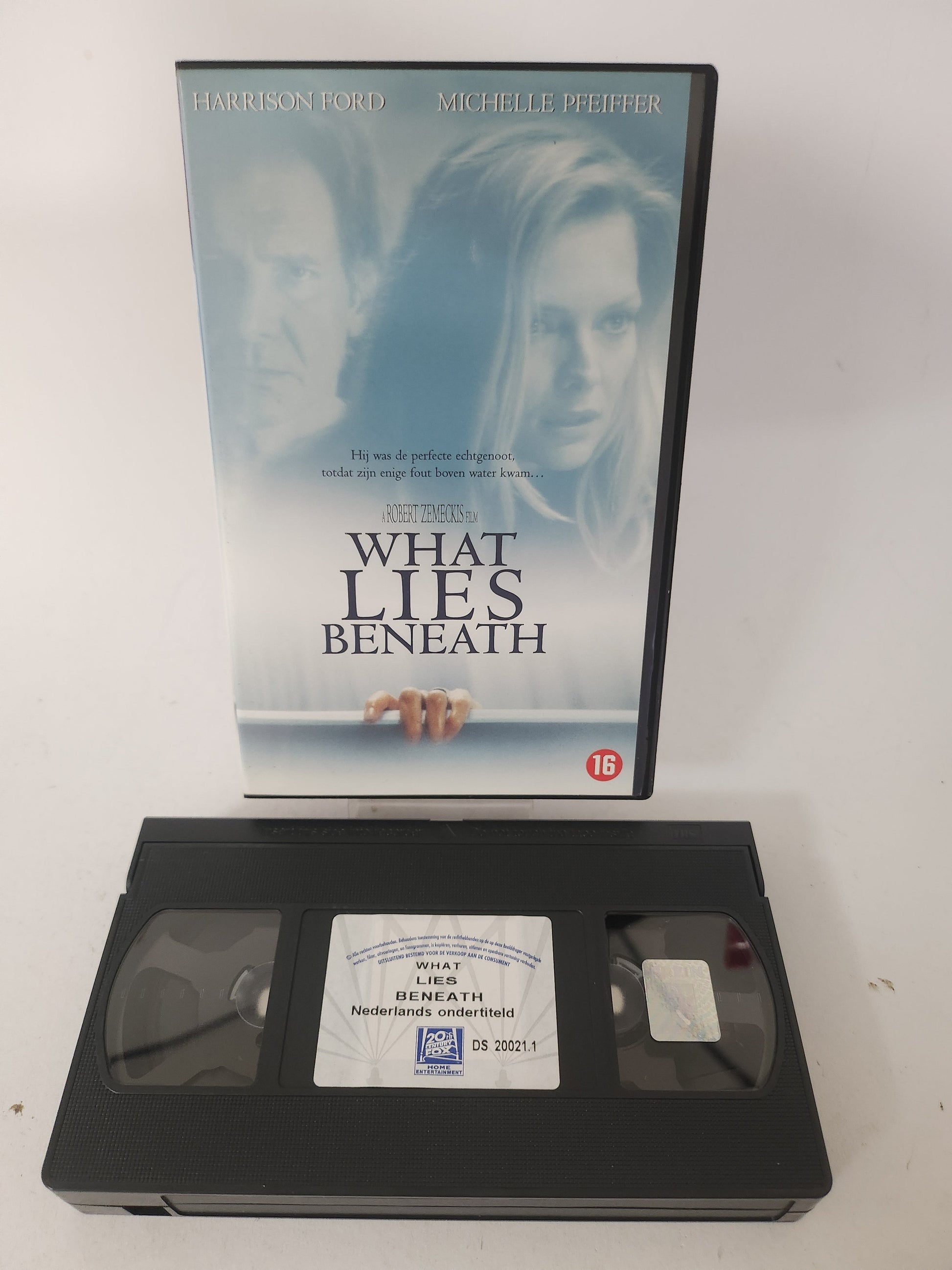 What Lies Beneath VHS Kids - VHS Volwassenen