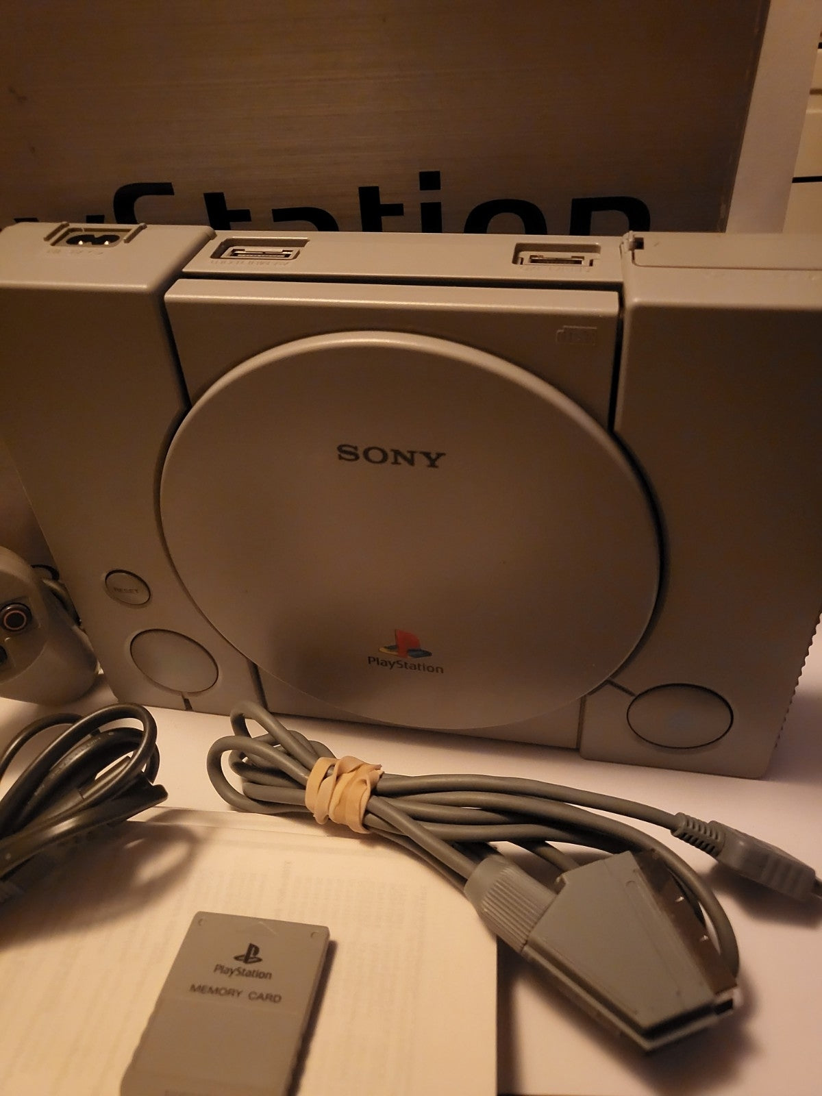 Playstation 1 in orginele doos met controller en alle kabels en boekjes