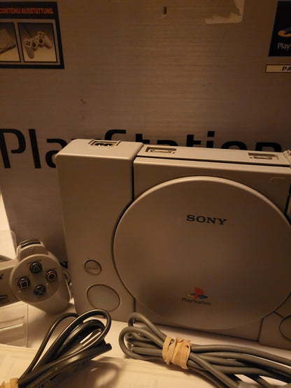 Playstation 1 in orginele doos met controller en alle kabels en boekjes