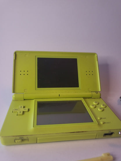 Nintendo DS Lite Grün mit Touchpen und Ladegerät