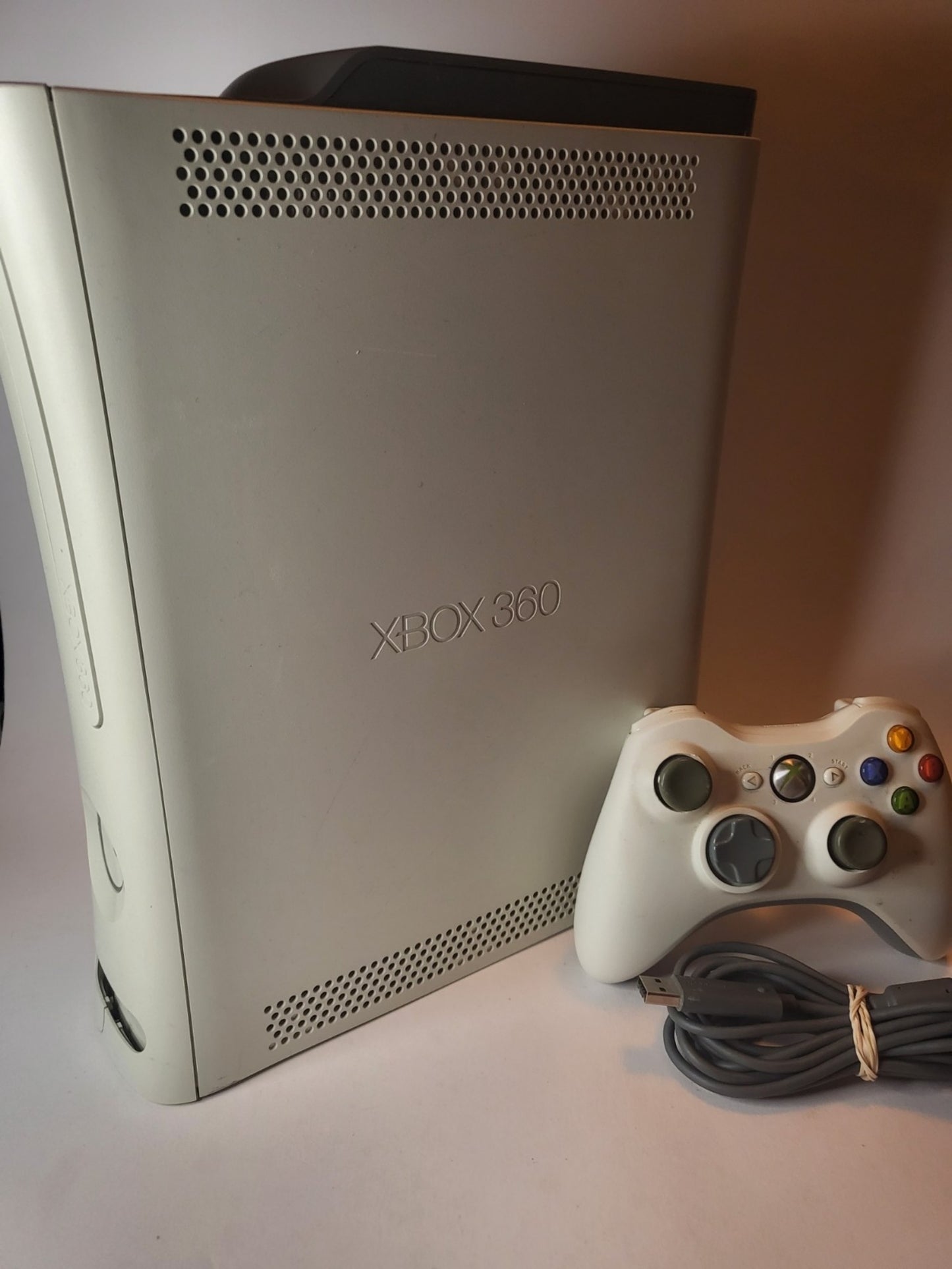 Weiße Xbox 360 Pro (60 GB) mit 1 Controller und allen Kabeln