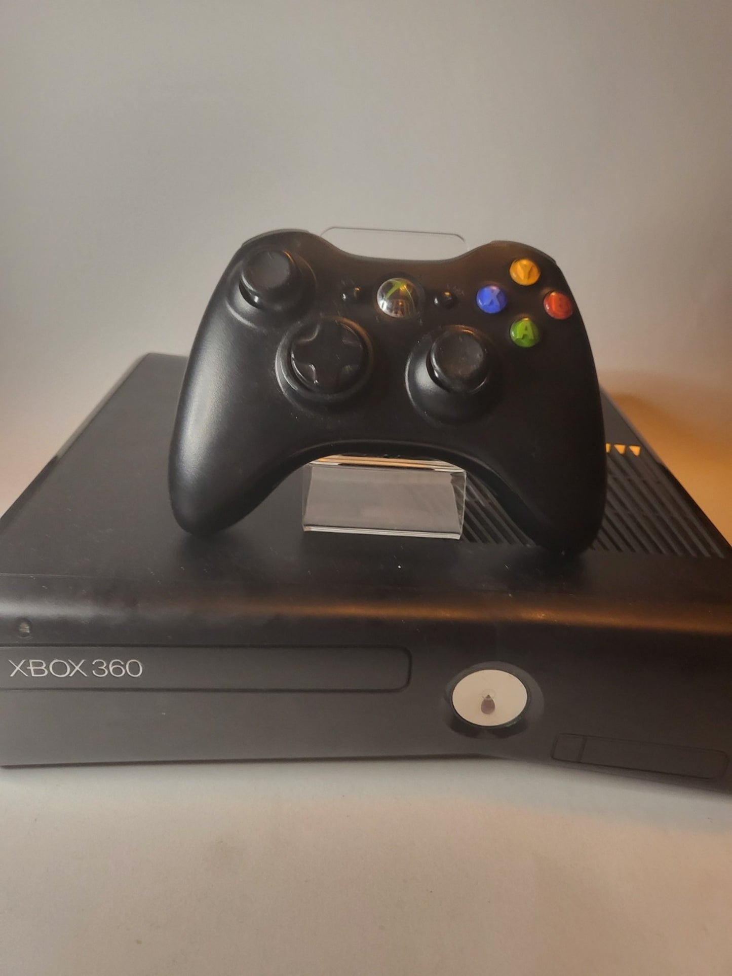 Schwarze Xbox 360 Slim 4 GB mit Controller und allen Kabeln