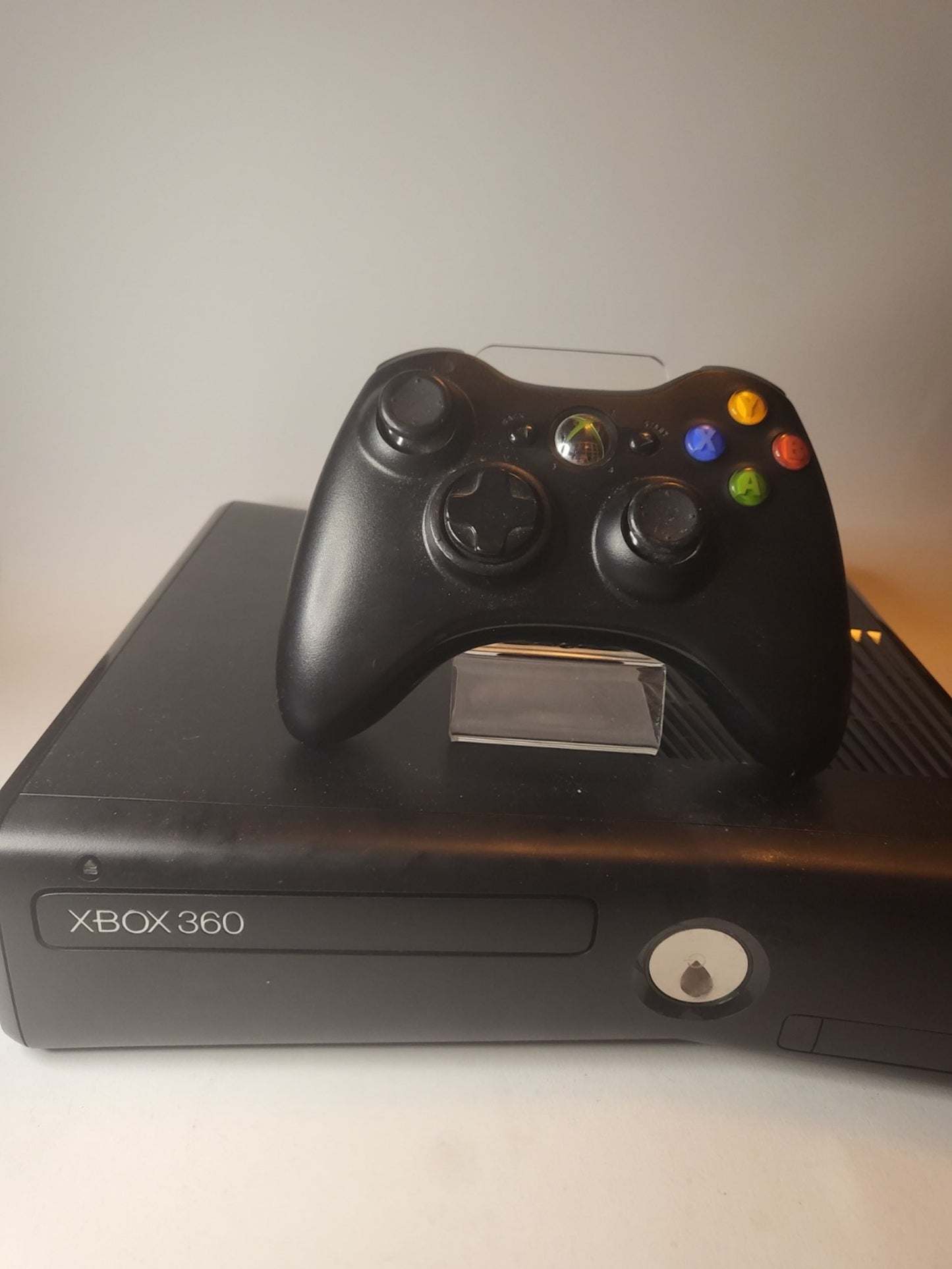 Schwarze Xbox 360 Slim 4 GB mit Controller und allen Kabeln