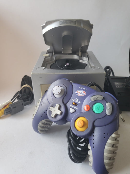 Nintendo Gamecube Zilver met 1 Paarse Nyko XL controller en alle kabels