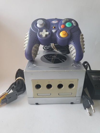 Nintendo Gamecube Zilver met 1 Paarse Nyko XL controller en alle kabels
