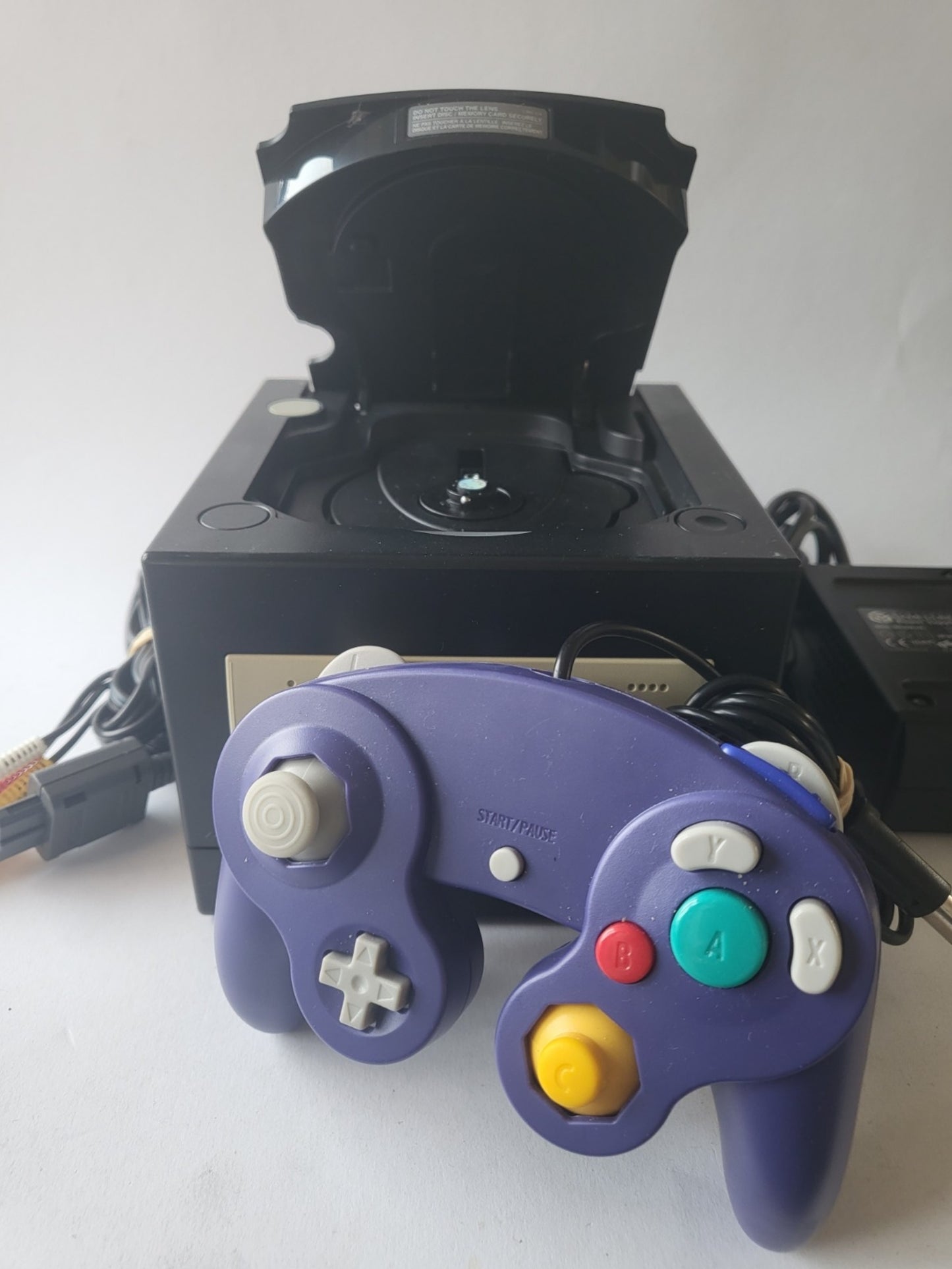 Nintendo Gamecube Schwarz mit 1 lila Controller und allen Kabeln
