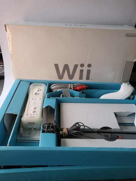 Complete Wii in doos met alle toebehoren inclusief wii sports.